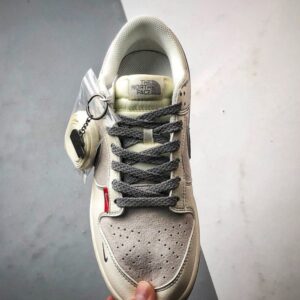 【AT3270】Nike x The North Face Dunk Low、クラシックなグレーとパープルのコラボスニーカー。Nike Dunk Low RetroとThe North Faceのロゴが入ったクリームホワイトとグレーの低カットカジュアルスポーツシューズ。