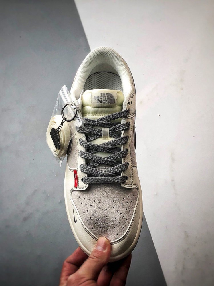 【AT3270】Nike x The North Face Dunk Low、クラシックなグレーとパープルのコラボスニーカー。Nike Dunk Low RetroとThe North Faceのロゴが入ったクリームホワイトとグレーの低カットカジュアルスポーツシューズ。