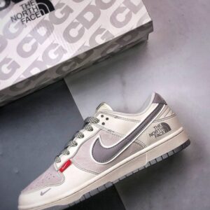 【AT3270】Nike x The North Face Dunk Low、クラシックなグレーとパープルのコラボスニーカー。Nike Dunk Low RetroとThe North Faceのロゴが入ったクリームホワイトとグレーの低カットカジュアルスポーツシューズ。