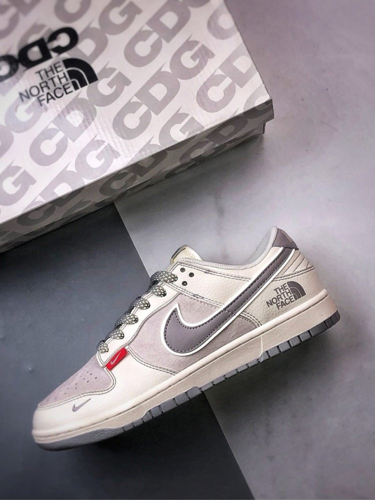 【AT3270】Nike x The North Face Dunk Low、クラシックなグレーとパープルのコラボスニーカー。Nike Dunk Low RetroとThe North Faceのロゴが入ったクリームホワイトとグレーの低カットカジュアルスポーツシューズ。