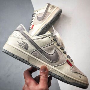 【AT3270】Nike x The North Face Dunk Low、クラシックなグレーとパープルのコラボスニーカー。Nike Dunk Low RetroとThe North Faceのロゴが入ったクリームホワイトとグレーの低カットカジュアルスポーツシューズ。