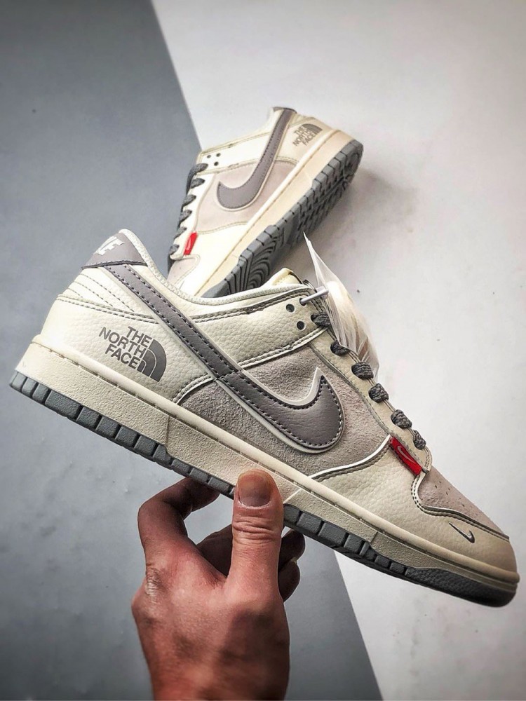 【AT3270】Nike x The North Face Dunk Low、クラシックなグレーとパープルのコラボスニーカー。Nike Dunk Low RetroとThe North Faceのロゴが入ったクリームホワイトとグレーの低カットカジュアルスポーツシューズ。