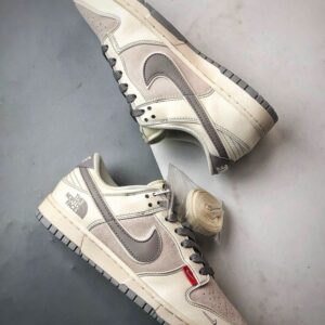【AT3270】Nike x The North Face Dunk Low、クラシックなグレーとパープルのコラボスニーカー。Nike Dunk Low RetroとThe North Faceのロゴが入ったクリームホワイトとグレーの低カットカジュアルスポーツシューズ。