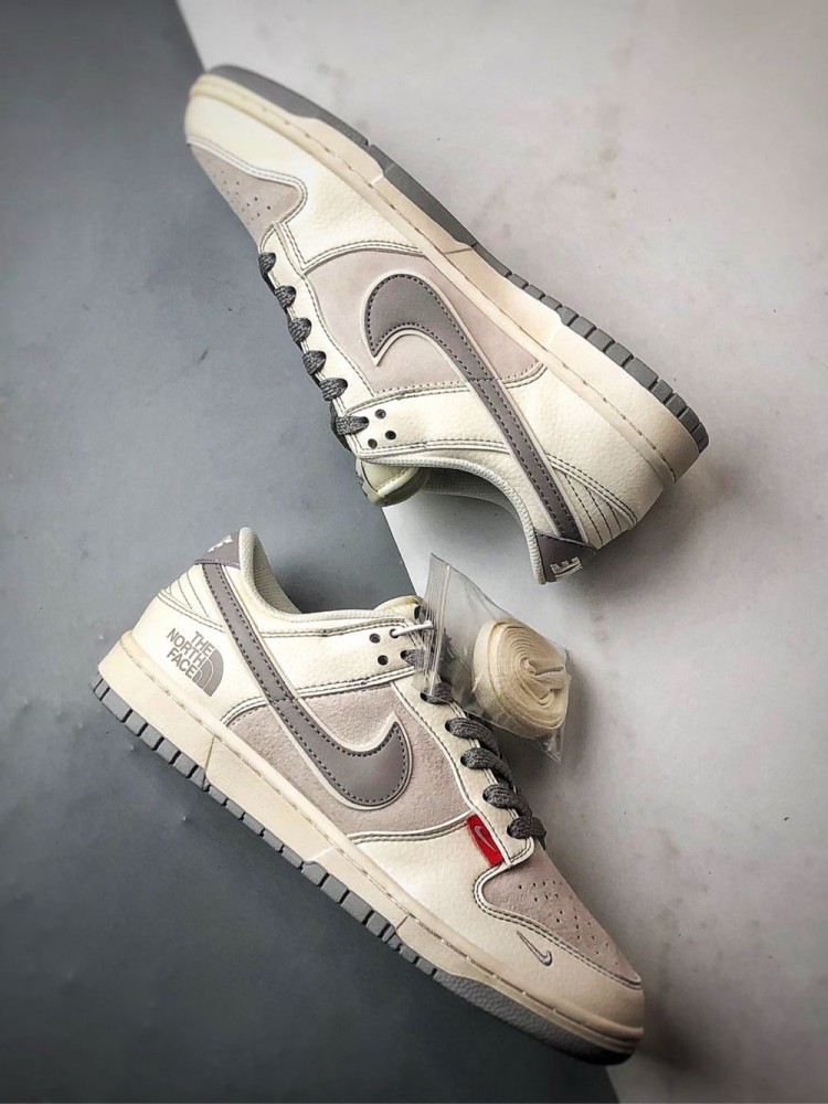 【AT3270】Nike x The North Face Dunk Low、クラシックなグレーとパープルのコラボスニーカー。Nike Dunk Low RetroとThe North Faceのロゴが入ったクリームホワイトとグレーの低カットカジュアルスポーツシューズ。