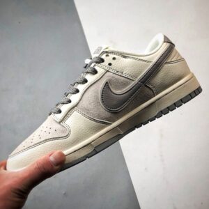 【AT3270】Nike x The North Face Dunk Low、クラシックなグレーとパープルのコラボスニーカー。Nike Dunk Low RetroとThe North Faceのロゴが入ったクリームホワイトとグレーの低カットカジュアルスポーツシューズ。