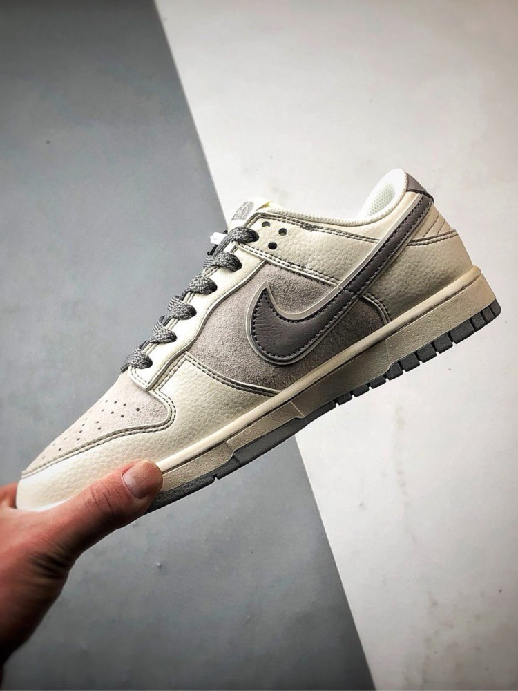 【AT3270】Nike x The North Face Dunk Low、クラシックなグレーとパープルのコラボスニーカー。Nike Dunk Low RetroとThe North Faceのロゴが入ったクリームホワイトとグレーの低カットカジュアルスポーツシューズ。