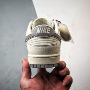 【AT3270】Nike x The North Face Dunk Low、クラシックなグレーとパープルのコラボスニーカー。Nike Dunk Low RetroとThe North Faceのロゴが入ったクリームホワイトとグレーの低カットカジュアルスポーツシューズ。