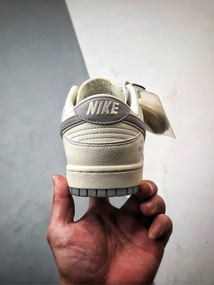 【AT3270】Nike x The North Face Dunk Low、クラシックなグレーとパープルのコラボスニーカー。Nike Dunk Low RetroとThe North Faceのロゴが入ったクリームホワイトとグレーの低カットカジュアルスポーツシューズ。