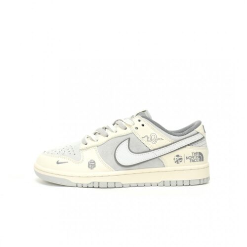 【AT3271】Nike x The North Faceのコラボレーションモデル、グレーと白の組み合わせのローカットシューズ、Nike Dunk Low RetroとThe North Faceのサイン入り。シューズは、ホワイトとグレーの配色で、北面のシンボルがデザインされています。パッと目を引くスタイリッシュなランニングシューズです。