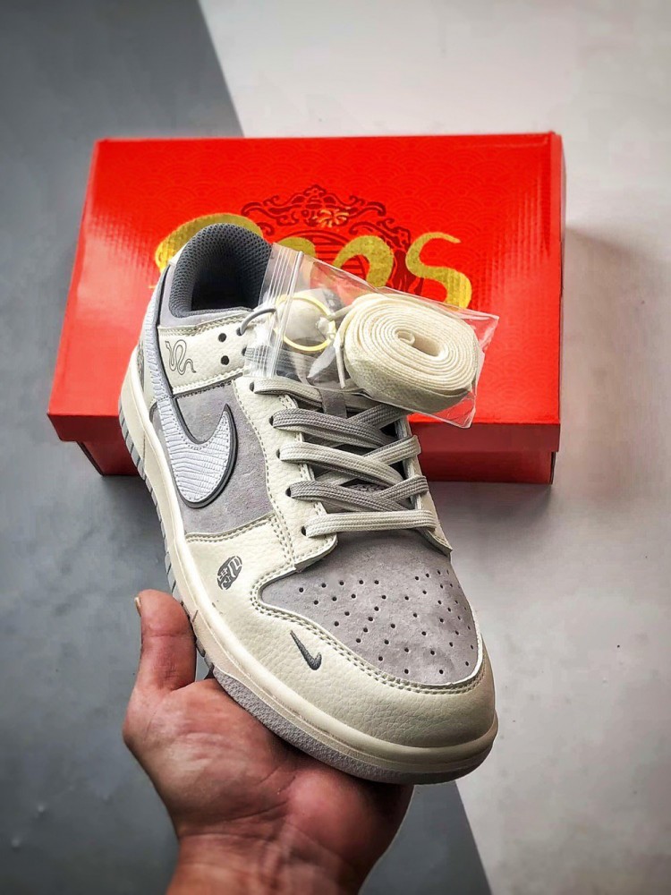 【AT3271】Nike x The North Faceのコラボレーションモデル、グレーと白の組み合わせのローカットシューズ、Nike Dunk Low RetroとThe North Faceのサイン入り。シューズは、ホワイトとグレーの配色で、北面のシンボルがデザインされています。パッと目を引くスタイリッシュなランニングシューズです。