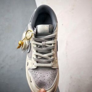 【AT3271】Nike x The North Faceのコラボレーションモデル、グレーと白の組み合わせのローカットシューズ、Nike Dunk Low RetroとThe North Faceのサイン入り。シューズは、ホワイトとグレーの配色で、北面のシンボルがデザインされています。パッと目を引くスタイリッシュなランニングシューズです。