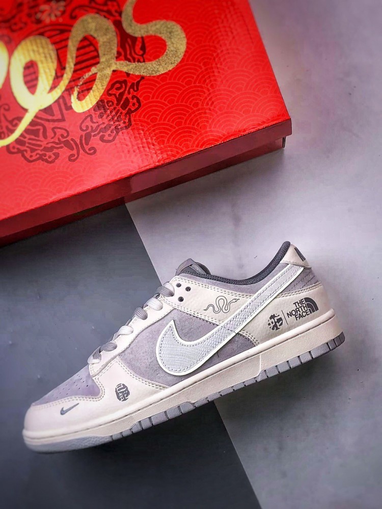 【AT3271】Nike x The North Faceのコラボレーションモデル、グレーと白の組み合わせのローカットシューズ、Nike Dunk Low RetroとThe North Faceのサイン入り。シューズは、ホワイトとグレーの配色で、北面のシンボルがデザインされています。パッと目を引くスタイリッシュなランニングシューズです。
