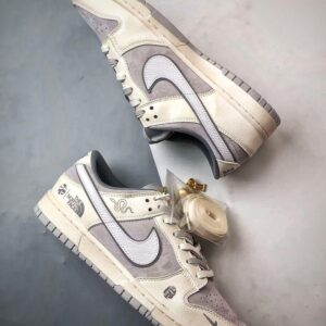 【AT3271】Nike x The North Faceのコラボレーションモデル、グレーと白の組み合わせのローカットシューズ、Nike Dunk Low RetroとThe North Faceのサイン入り。シューズは、ホワイトとグレーの配色で、北面のシンボルがデザインされています。パッと目を引くスタイリッシュなランニングシューズです。