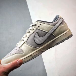 【AT3271】Nike x The North Faceのコラボレーションモデル、グレーと白の組み合わせのローカットシューズ、Nike Dunk Low RetroとThe North Faceのサイン入り。シューズは、ホワイトとグレーの配色で、北面のシンボルがデザインされています。パッと目を引くスタイリッシュなランニングシューズです。