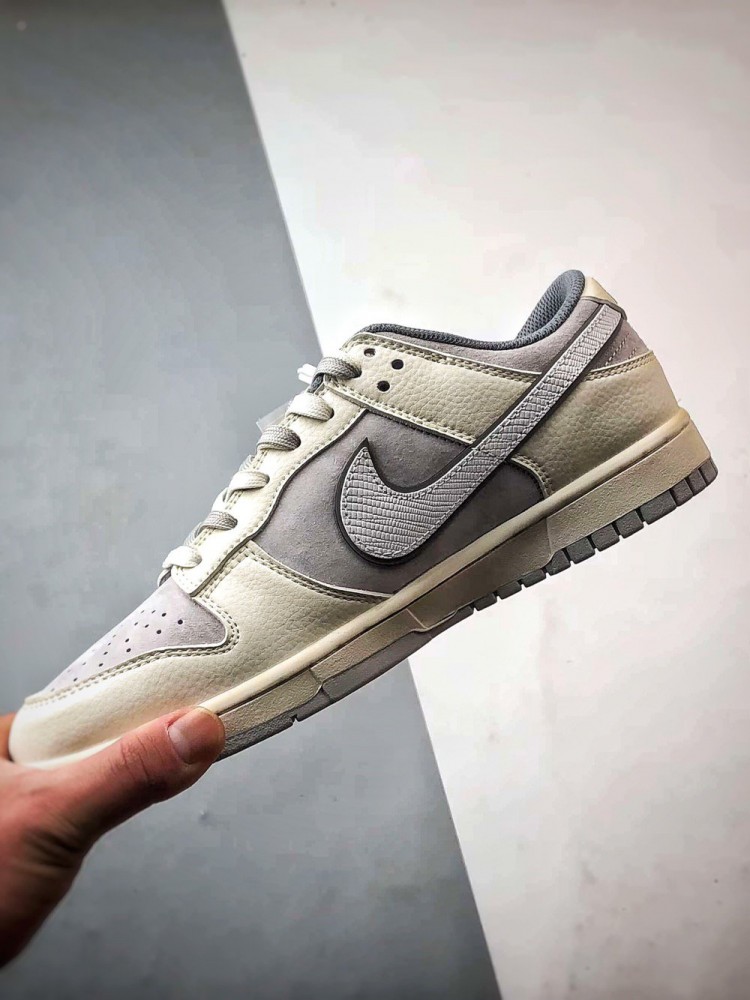 【AT3271】Nike x The North Faceのコラボレーションモデル、グレーと白の組み合わせのローカットシューズ、Nike Dunk Low RetroとThe North Faceのサイン入り。シューズは、ホワイトとグレーの配色で、北面のシンボルがデザインされています。パッと目を引くスタイリッシュなランニングシューズです。