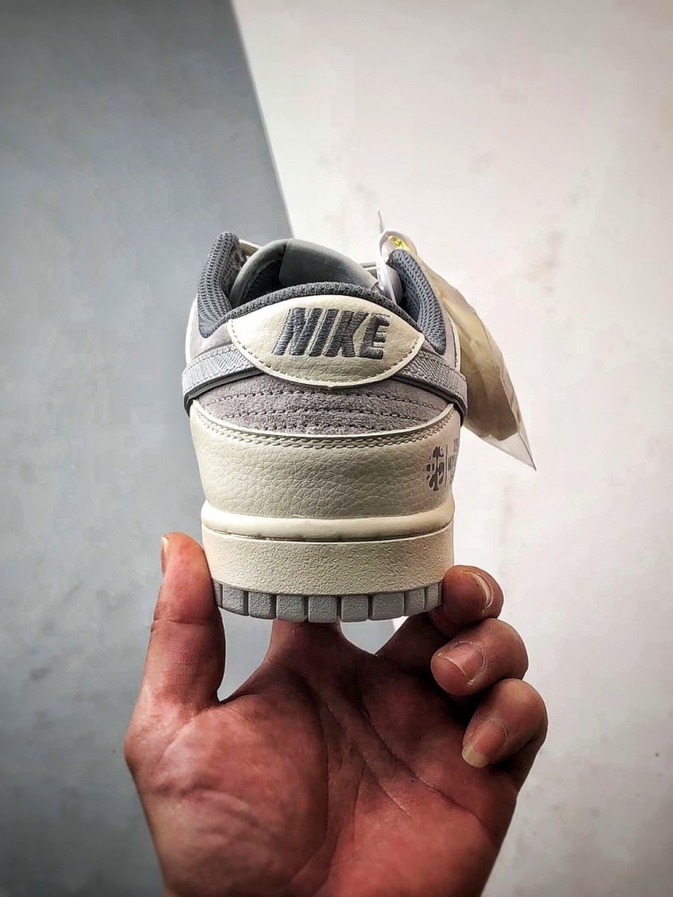 【AT3271】Nike x The North Faceのコラボレーションモデル、グレーと白の組み合わせのローカットシューズ、Nike Dunk Low RetroとThe North Faceのサイン入り。シューズは、ホワイトとグレーの配色で、北面のシンボルがデザインされています。パッと目を引くスタイリッシュなランニングシューズです。