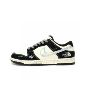 【AT3272】Nike x The North Face Dunk Low は、ファッションのカラーコーディネートが施されたスニーカーです。Nike Dunk Low Retro は、The North Faceとのコラボで、白と黒のカラーブロックが施されており、ローカットのカジュアルなスポーツシューズです。