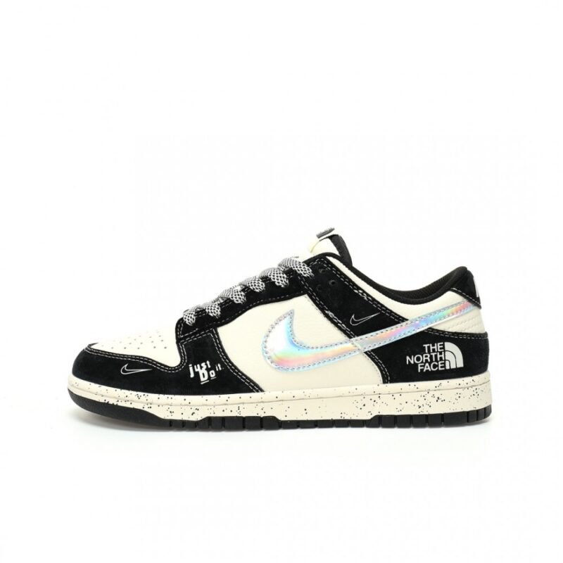 【AT3272】Nike x The North Face Dunk Low は、ファッションのカラーコーディネートが施されたスニーカーです。Nike Dunk Low Retro は、The North Faceとのコラボで、白と黒のカラーブロックが施されており、ローカットのカジュアルなスポーツシューズです。