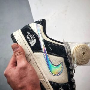 【AT3272】Nike x The North Face Dunk Low は、ファッションのカラーコーディネートが施されたスニーカーです。Nike Dunk Low Retro は、The North Faceとのコラボで、白と黒のカラーブロックが施されており、ローカットのカジュアルなスポーツシューズです。