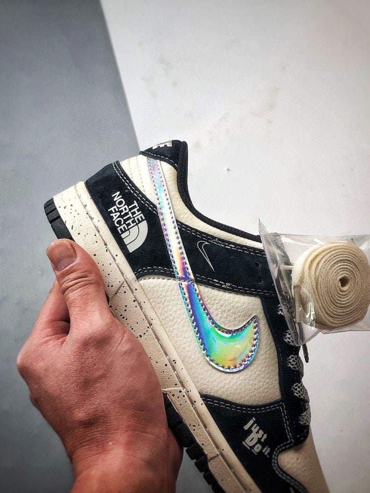 【AT3272】Nike x The North Face Dunk Low は、ファッションのカラーコーディネートが施されたスニーカーです。Nike Dunk Low Retro は、The North Faceとのコラボで、白と黒のカラーブロックが施されており、ローカットのカジュアルなスポーツシューズです。