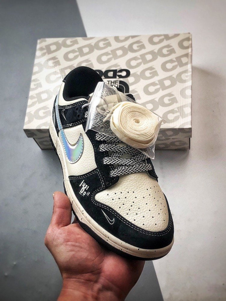 【AT3272】Nike x The North Face Dunk Low は、ファッションのカラーコーディネートが施されたスニーカーです。Nike Dunk Low Retro は、The North Faceとのコラボで、白と黒のカラーブロックが施されており、ローカットのカジュアルなスポーツシューズです。