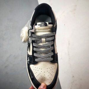 【AT3272】Nike x The North Face Dunk Low は、ファッションのカラーコーディネートが施されたスニーカーです。Nike Dunk Low Retro は、The North Faceとのコラボで、白と黒のカラーブロックが施されており、ローカットのカジュアルなスポーツシューズです。