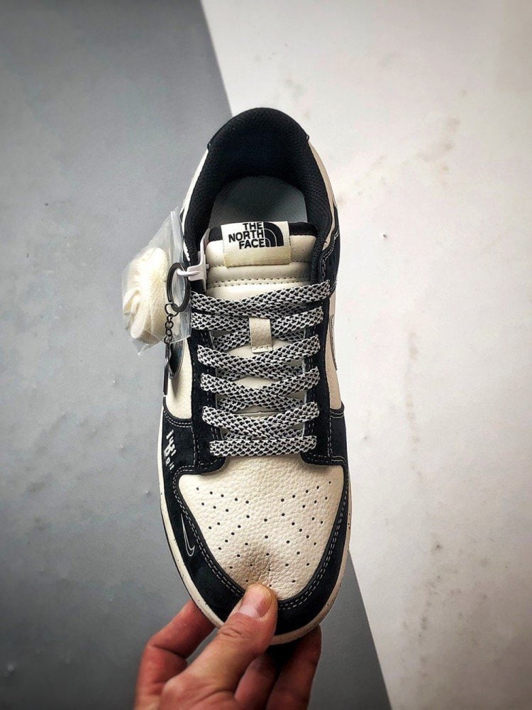 【AT3272】Nike x The North Face Dunk Low は、ファッションのカラーコーディネートが施されたスニーカーです。Nike Dunk Low Retro は、The North Faceとのコラボで、白と黒のカラーブロックが施されており、ローカットのカジュアルなスポーツシューズです。