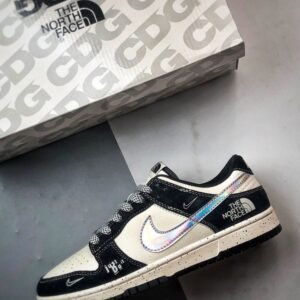 【AT3272】Nike x The North Face Dunk Low は、ファッションのカラーコーディネートが施されたスニーカーです。Nike Dunk Low Retro は、The North Faceとのコラボで、白と黒のカラーブロックが施されており、ローカットのカジュアルなスポーツシューズです。