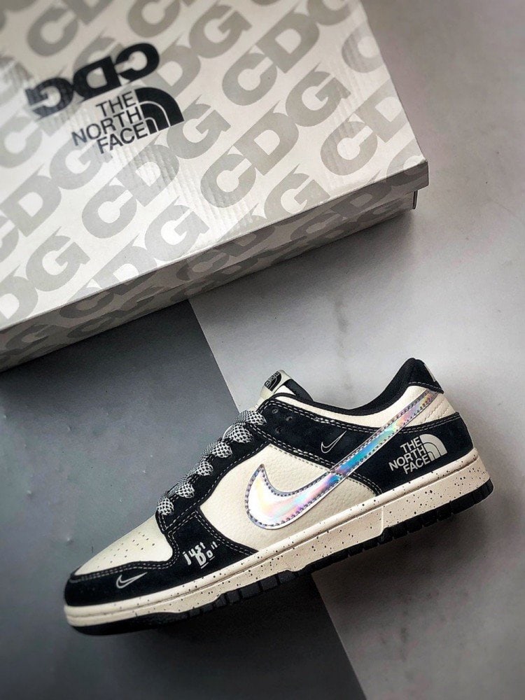 【AT3272】Nike x The North Face Dunk Low は、ファッションのカラーコーディネートが施されたスニーカーです。Nike Dunk Low Retro は、The North Faceとのコラボで、白と黒のカラーブロックが施されており、ローカットのカジュアルなスポーツシューズです。