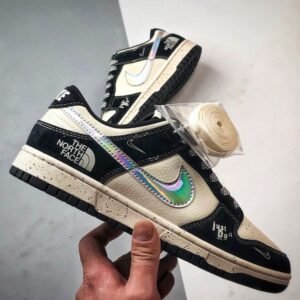 【AT3272】Nike x The North Face Dunk Low は、ファッションのカラーコーディネートが施されたスニーカーです。Nike Dunk Low Retro は、The North Faceとのコラボで、白と黒のカラーブロックが施されており、ローカットのカジュアルなスポーツシューズです。