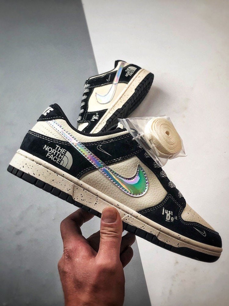 【AT3272】Nike x The North Face Dunk Low は、ファッションのカラーコーディネートが施されたスニーカーです。Nike Dunk Low Retro は、The North Faceとのコラボで、白と黒のカラーブロックが施されており、ローカットのカジュアルなスポーツシューズです。