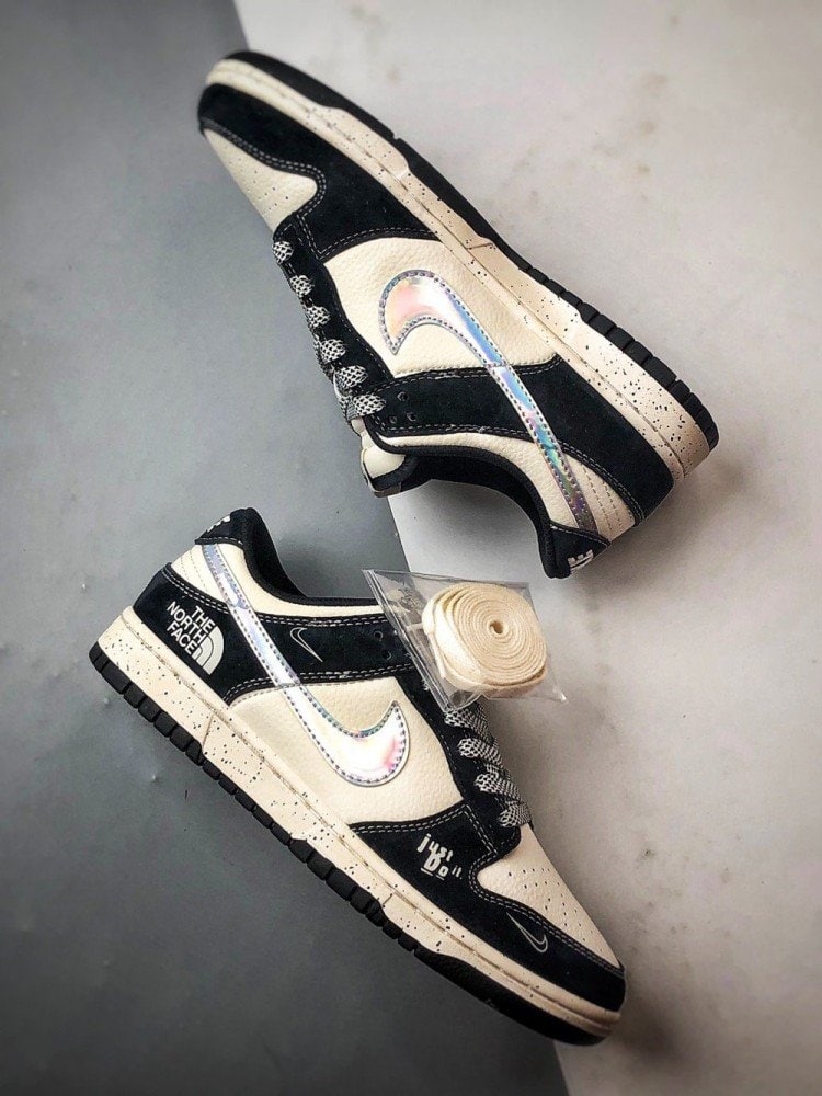 【AT3272】Nike x The North Face Dunk Low は、ファッションのカラーコーディネートが施されたスニーカーです。Nike Dunk Low Retro は、The North Faceとのコラボで、白と黒のカラーブロックが施されており、ローカットのカジュアルなスポーツシューズです。