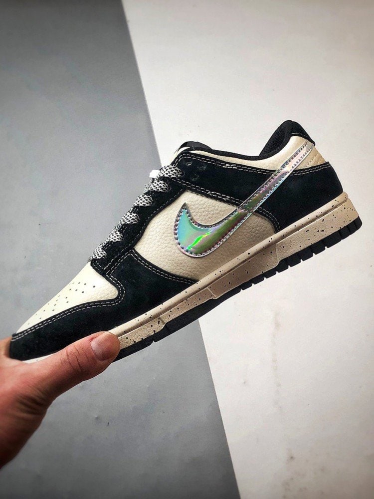 【AT3272】Nike x The North Face Dunk Low は、ファッションのカラーコーディネートが施されたスニーカーです。Nike Dunk Low Retro は、The North Faceとのコラボで、白と黒のカラーブロックが施されており、ローカットのカジュアルなスポーツシューズです。