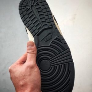 【AT3272】Nike x The North Face Dunk Low は、ファッションのカラーコーディネートが施されたスニーカーです。Nike Dunk Low Retro は、The North Faceとのコラボで、白と黒のカラーブロックが施されており、ローカットのカジュアルなスポーツシューズです。