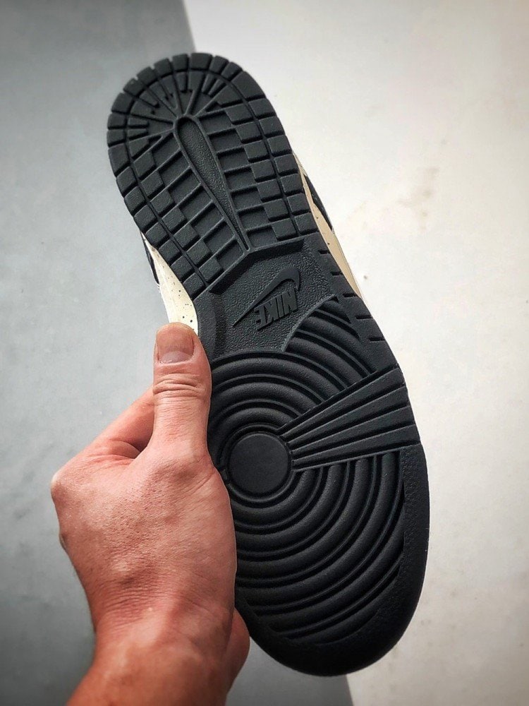 【AT3272】Nike x The North Face Dunk Low は、ファッションのカラーコーディネートが施されたスニーカーです。Nike Dunk Low Retro は、The North Faceとのコラボで、白と黒のカラーブロックが施されており、ローカットのカジュアルなスポーツシューズです。