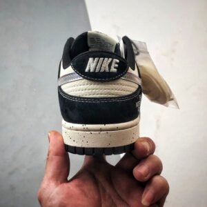 【AT3272】Nike x The North Face Dunk Low は、ファッションのカラーコーディネートが施されたスニーカーです。Nike Dunk Low Retro は、The North Faceとのコラボで、白と黒のカラーブロックが施されており、ローカットのカジュアルなスポーツシューズです。