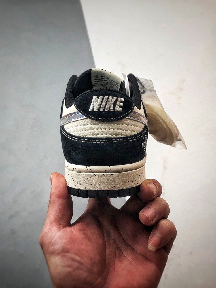 【AT3272】Nike x The North Face Dunk Low は、ファッションのカラーコーディネートが施されたスニーカーです。Nike Dunk Low Retro は、The North Faceとのコラボで、白と黒のカラーブロックが施されており、ローカットのカジュアルなスポーツシューズです。