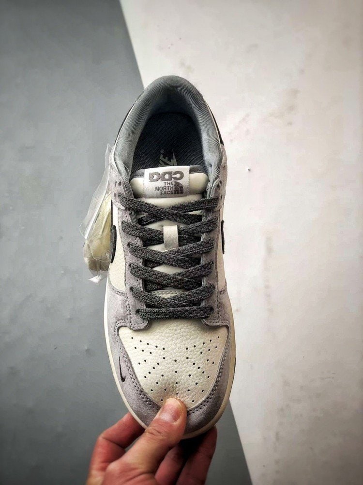 【AT3273】Nike x The North Face Dunk Low ナイキ×ザ・ノースフェイス ダンクロー 灰色のレトロスポーツシューズ ファッション性の高いデザイン ナイキ ダンクロー レトロ ノースフェイス オフホワイトグレー ダブルフック ロープロファイル カジュアルスポーツシューズ