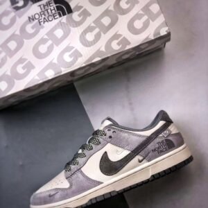 【AT3273】Nike x The North Face Dunk Low ナイキ×ザ・ノースフェイス ダンクロー 灰色のレトロスポーツシューズ ファッション性の高いデザイン ナイキ ダンクロー レトロ ノースフェイス オフホワイトグレー ダブルフック ロープロファイル カジュアルスポーツシューズ