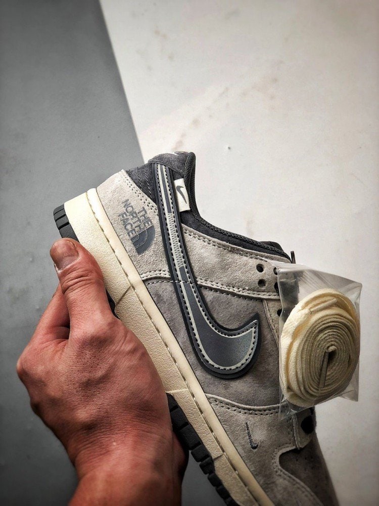 【AT3274】Nike x The North Faceのコラボレーションローカットスポーツシューズ、Nike Dunk Low RetroとThe North Faceのグレーミックス ローカットカジュアルスポーツスニーカー