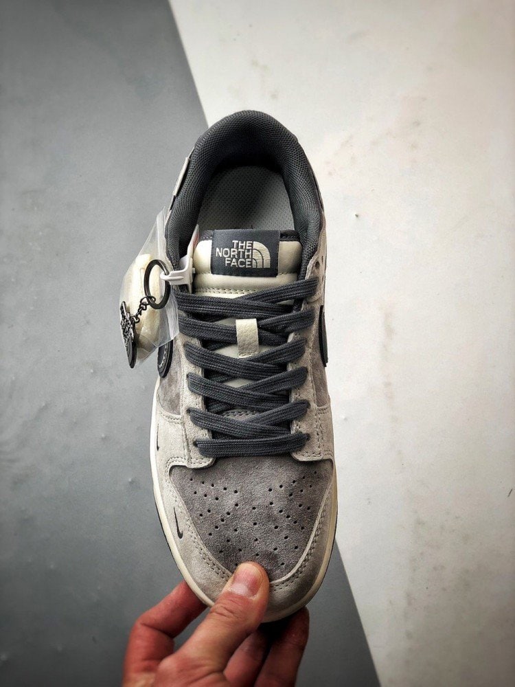 【AT3274】Nike x The North Faceのコラボレーションローカットスポーツシューズ、Nike Dunk Low RetroとThe North Faceのグレーミックス ローカットカジュアルスポーツスニーカー