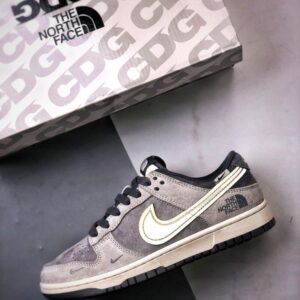【AT3274】Nike x The North Faceのコラボレーションローカットスポーツシューズ、Nike Dunk Low RetroとThe North Faceのグレーミックス ローカットカジュアルスポーツスニーカー