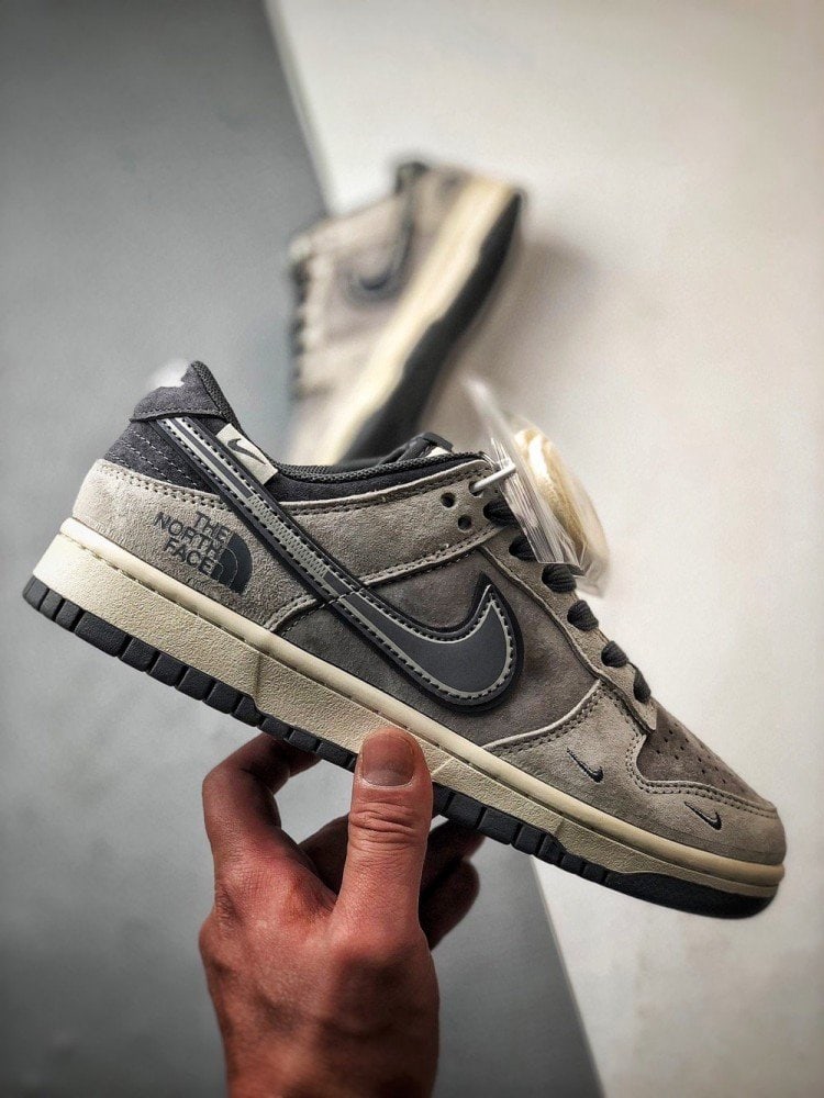 【AT3274】Nike x The North Faceのコラボレーションローカットスポーツシューズ、Nike Dunk Low RetroとThe North Faceのグレーミックス ローカットカジュアルスポーツスニーカー