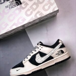【AT3275】The North Face x Nike ノースフェイス×ナイキ アライアンススニーカー - ブラック＆ホワイトのトレンドデザイン　Nike Dunk Low Retro ノースフェイスCDG オフホワイト&ブラック ローカットカジュアルスポーツシューズ