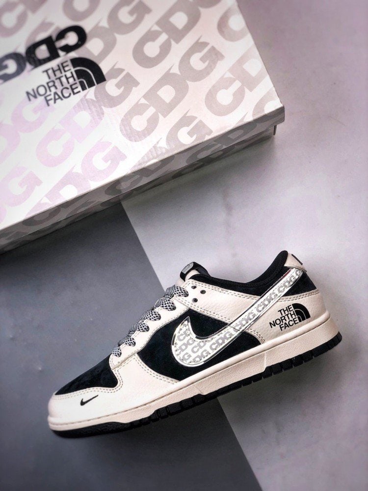 【AT3275】The North Face x Nike ノースフェイス×ナイキ アライアンススニーカー - ブラック＆ホワイトのトレンドデザイン　Nike Dunk Low Retro ノースフェイスCDG オフホワイト&ブラック ローカットカジュアルスポーツシューズ