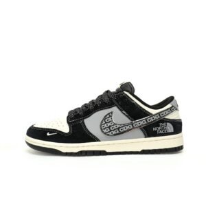 【AT3276】CDG x The North Face x Nike Dunk Lowのコラボレーションスニーカー、Nike Dunk Low Retro。CDGのプリントとThe North Faceのロゴが施されたローカットスポーツシューズ。