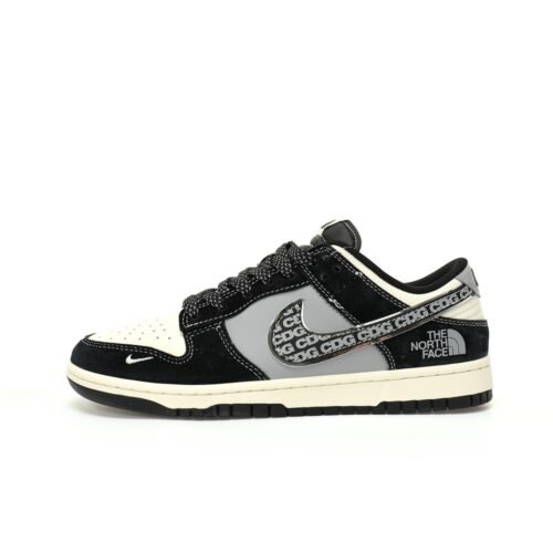 【AT3276】CDG x The North Face x Nike Dunk Lowのコラボレーションスニーカー、Nike Dunk Low Retro。CDGのプリントとThe North Faceのロゴが施されたローカットスポーツシューズ。