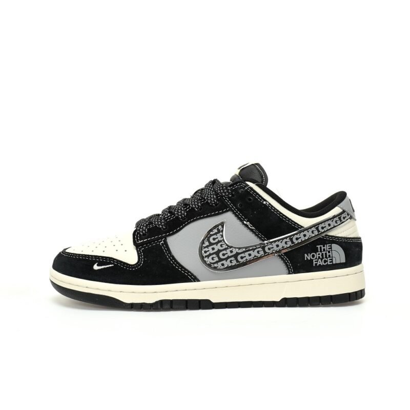 【AT3276】CDG x The North Face x Nike Dunk Lowのコラボレーションスニーカー、Nike Dunk Low Retro。CDGのプリントとThe North Faceのロゴが施されたローカットスポーツシューズ。