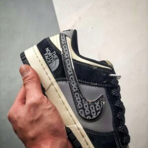 【AT3276】CDG x The North Face x Nike Dunk Lowのコラボレーションスニーカー、Nike Dunk Low Retro。CDGのプリントとThe North Faceのロゴが施されたローカットスポーツシューズ。