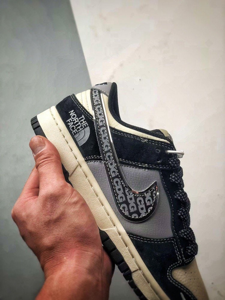 【AT3276】CDG x The North Face x Nike Dunk Lowのコラボレーションスニーカー、Nike Dunk Low Retro。CDGのプリントとThe North Faceのロゴが施されたローカットスポーツシューズ。
